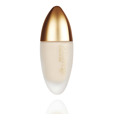 Lisa Eldridge Seamless Skin Foundation in a matte glass bottle with a gold lid. The bottle says ‘Lisa eldridge SEAMLESS SKIN’.
bottleupright