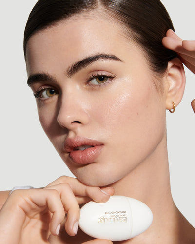 howtouse Close up portrait of model wearing and holding T4